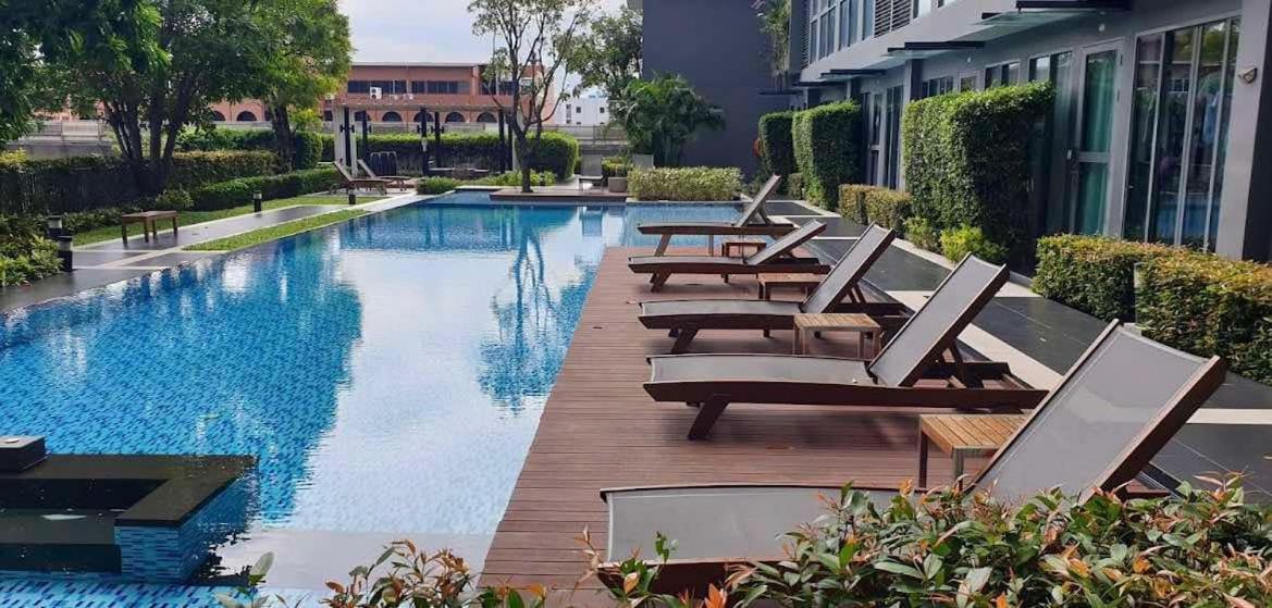 Ideo Mobi Condo Bangkok Exteriör bild