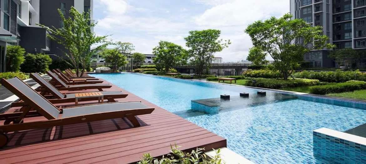 Ideo Mobi Condo Bangkok Exteriör bild