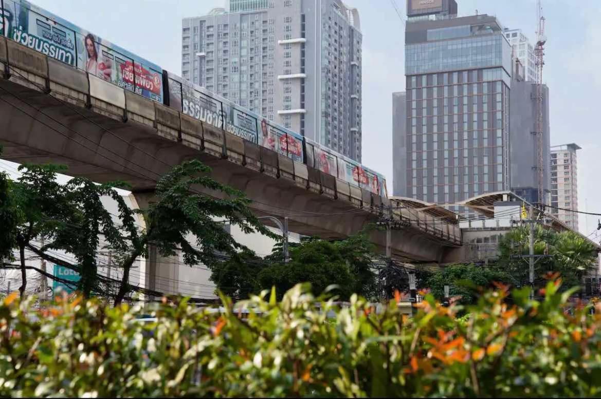 Ideo Mobi Condo Bangkok Exteriör bild